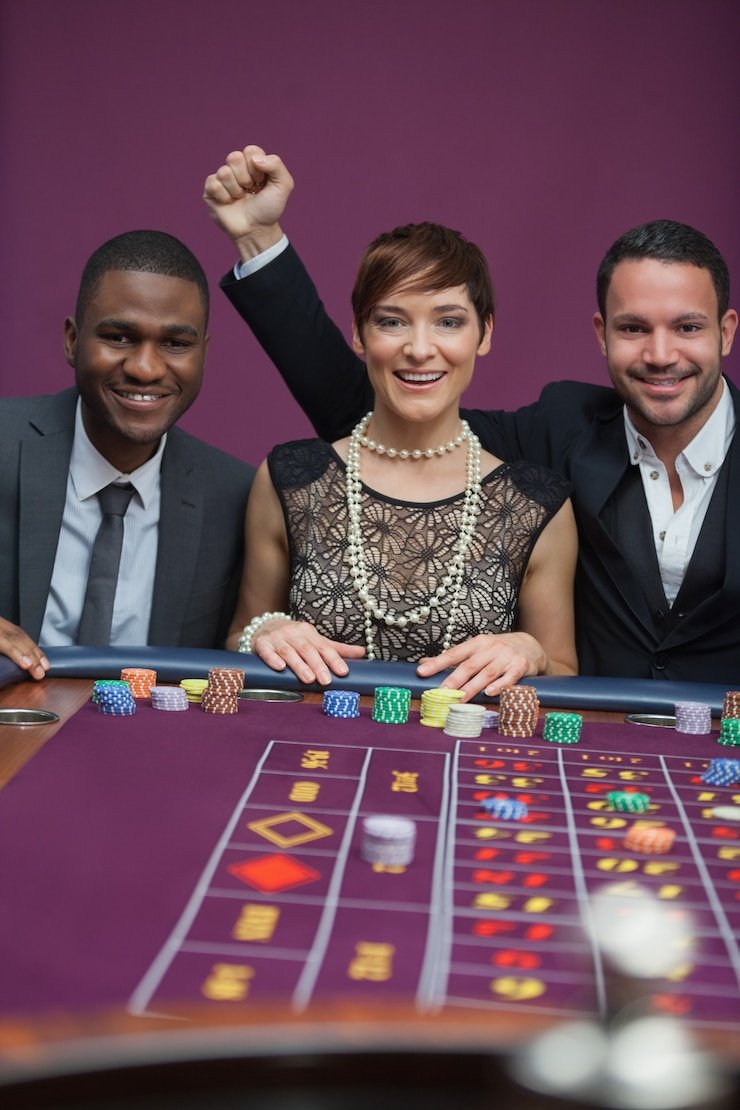 Multi-camera live blackjack with multilingual dealer support